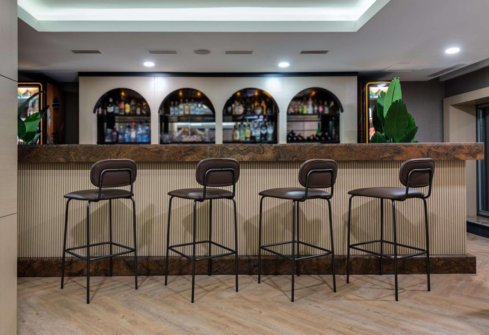 Doubletree By Hilton Van Exterior photo