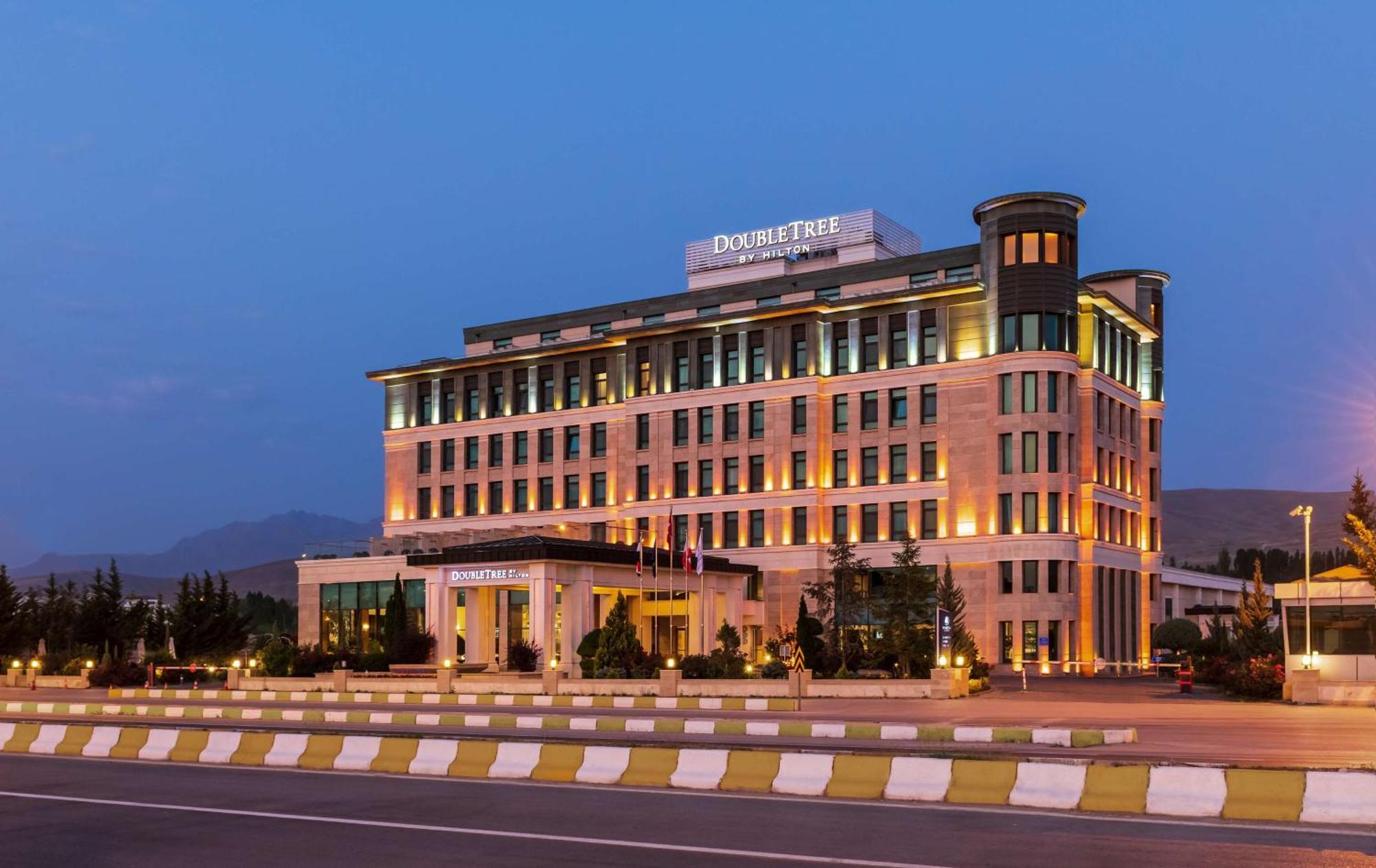 Doubletree By Hilton Van Exterior photo