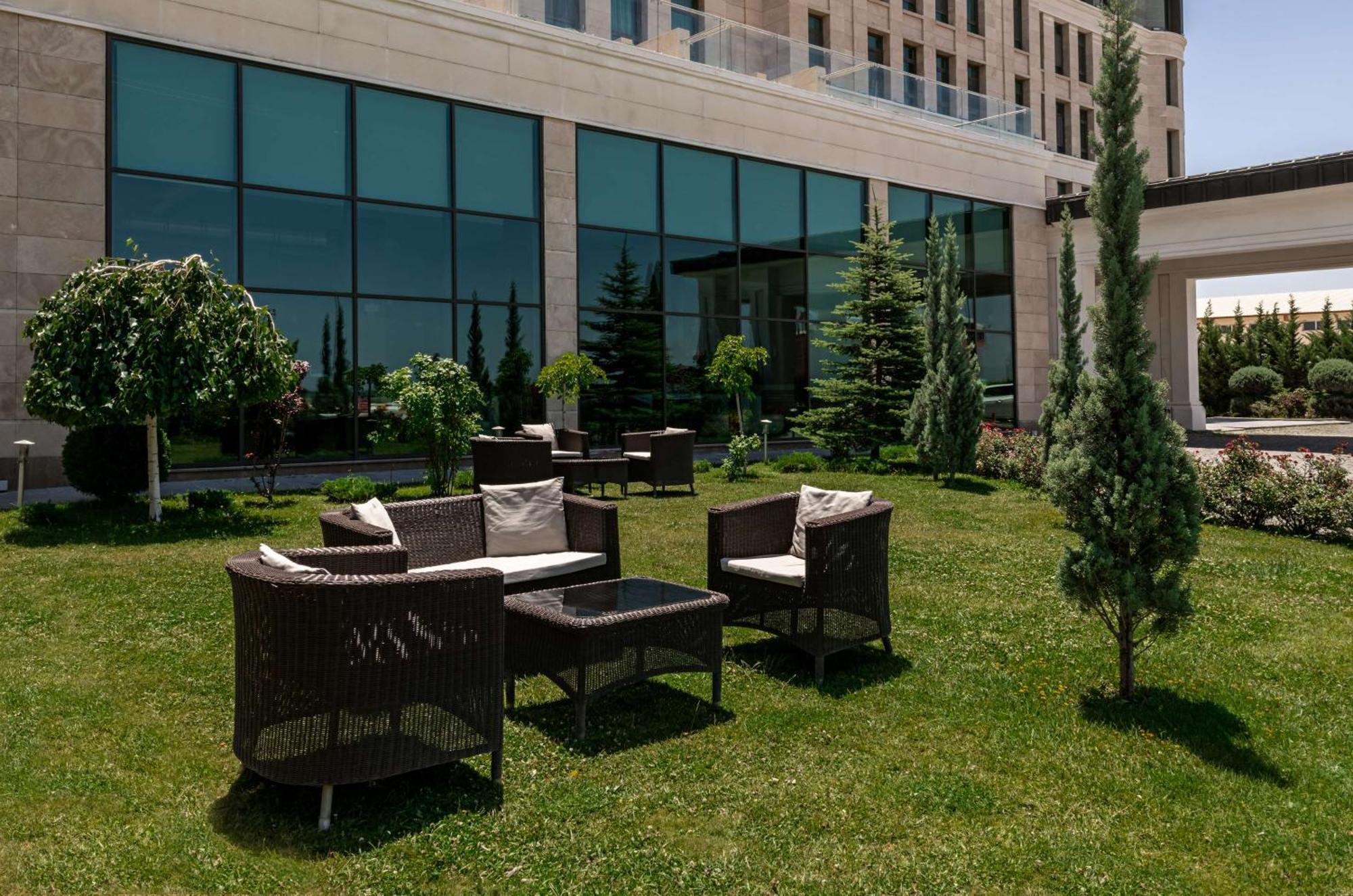 Doubletree By Hilton Van Exterior photo